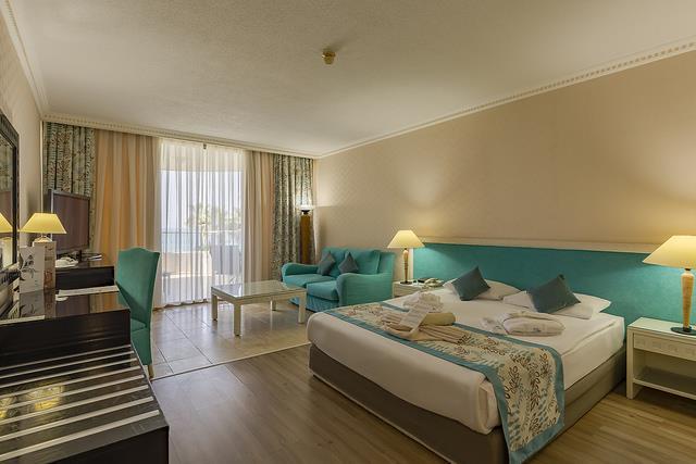 ROOMS LOCATION SPACE FEATURES DELUXE TERRACE ROOM Near the sea and have a sea view 25 m2 46 rooms.
