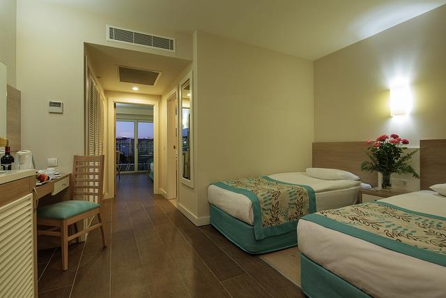 ROOMS LOCATION SPACE FEATURES FAMILY ROOMS Side sea, pool or garden view 42 m2 garden view 35m2 side sea view 137 rooms.