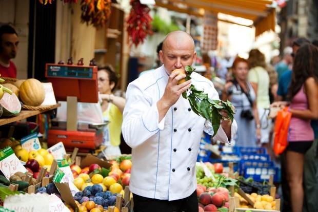 MARKET SHOPPING WITH THE CHEF IN ROME In this course tourists will be guided outside in one of Rome's oldest neighborhood markets.