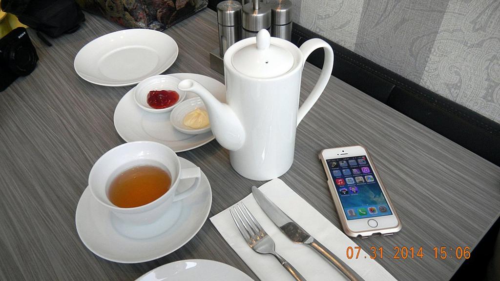 58.00 7.44 5.52 Thu, Jul 31, 2014 25 French Vanilla & Pink Rose Tea in Chinese HKD0 if ordered as part of an afternoon tea set.