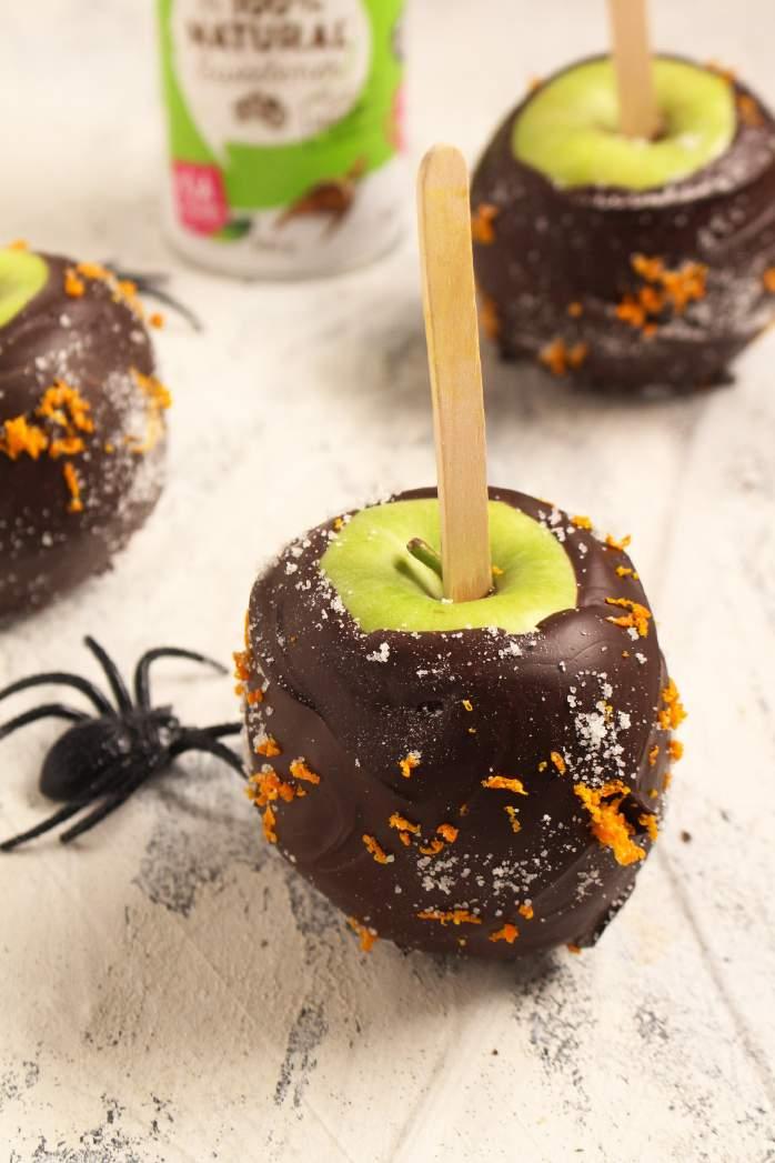 Chocolate Apples 6 apples, washed ½ cup cacao powder 1 tbs Natvia ¼ cup coconut oil, melted 2 drops yellow food dye 1 drop red food dye 1. Combine the cacao powder with the coconut oil and Natvia.