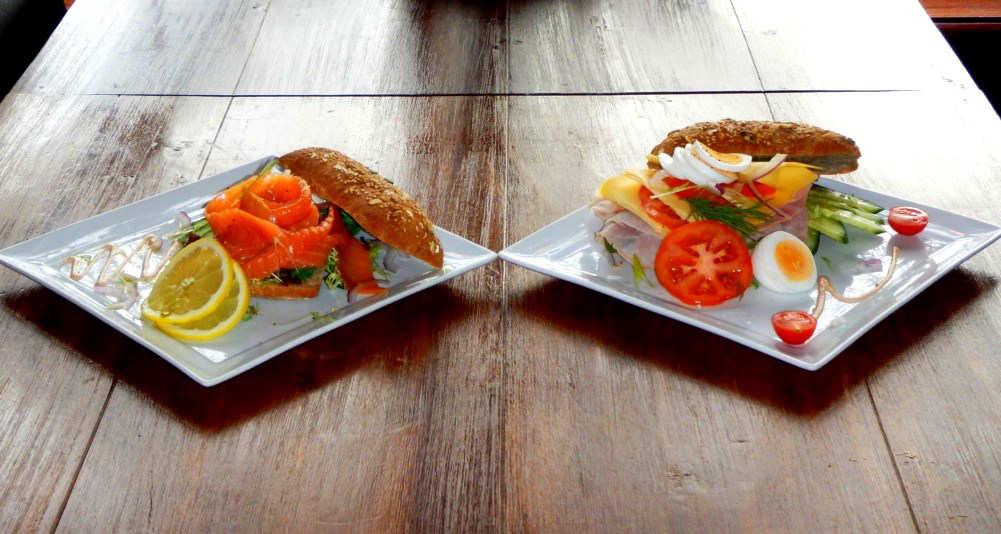 LUXE BROODJES Premium Sandwiches Keuze uit wit of bruin Choose from white or brown MOZZARELLA met mozzarella, tomaat en pesto. with mozzarella, tomato and pesto.