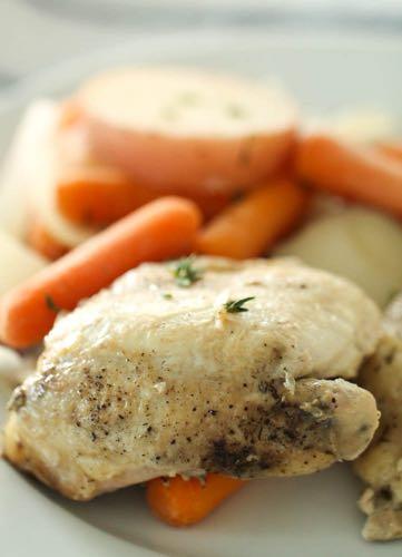 DAY 6 GLUTEN FREE- SLOW COOKER CHICKEN AND VEGETABLES M A I N D I S H Serves: 6 Prep Time: 15 Minutes Cook Time: 4 Hours 1 onion (sliced) 1 (1 pound) package baby carrots 6 red potatoes (sliced) Salt