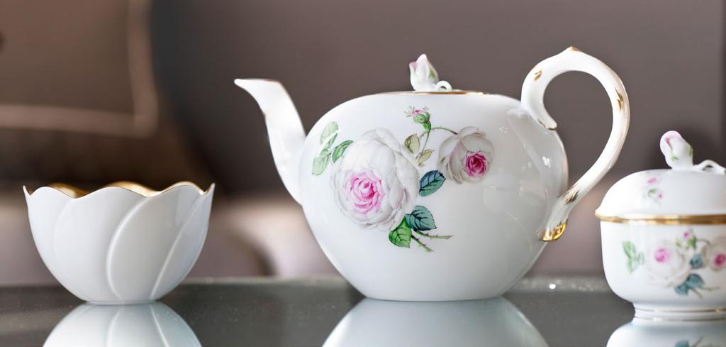 M MEISSEN ROSES ROMANCE FOR THE TABLE The white and pink-coloured roses entwine themselves gently on the décor.