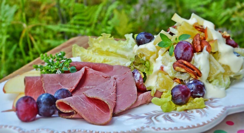 Breakfasts, appetizers, salads Waldorf salad with cold roast beef Ingredients: (2 servings) 2 small apples 3-4 celery stalks 2 slices fresh