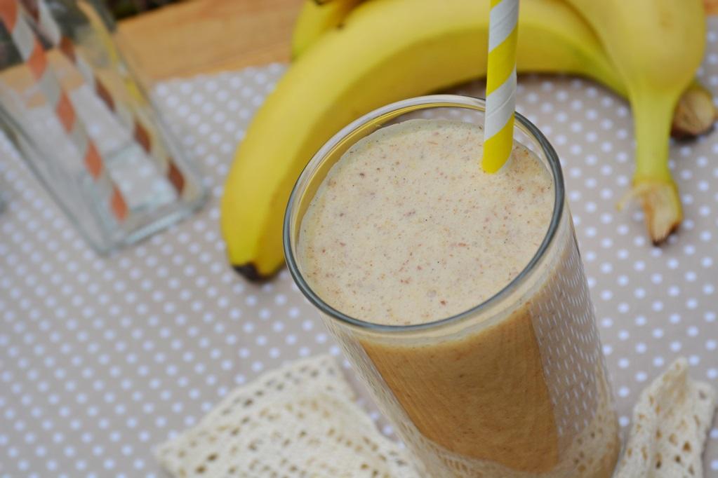 Drinks (Smoothie, shake, lassi) Banana protein shake Ingredients: (1-2 servings) 1 large frozen banana 1 heaped tbsp. almond butter 150 ml almond milk 50 ml coconut cream 1 tbsp. flaxseed ½ tsp.