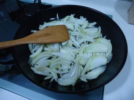 Put the onion slices into the heated
