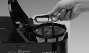 ENSURE THE ESPRESSO/STEAM SELECTOR CONTROL IS IN THE STANDBY POSITION BEFORE REMOVING THE CARAFE.