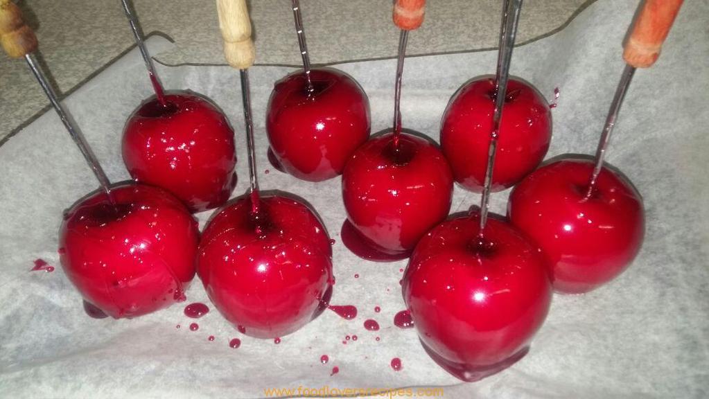 TIPS FOR TOFFEE APPLE MAKING TIPS FOR TOFFEE APPLE MAKING Lay out a sheet of baking parchment and place the apples on this, close to your stovetop.