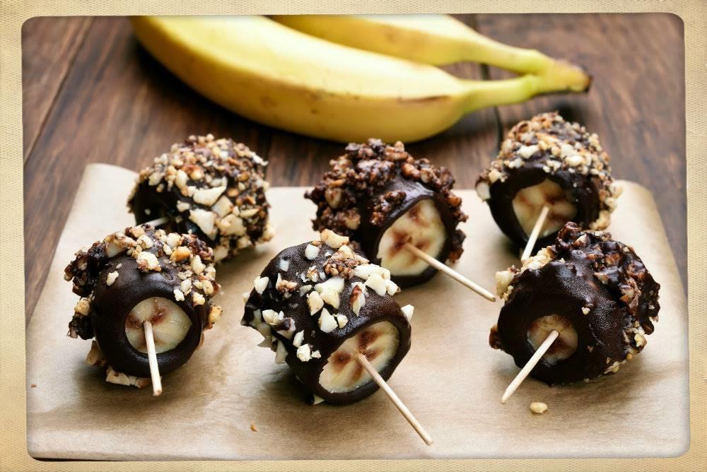 Fruit Pops 300g fruit of your choice, bananas, apples and pineapple sticks work well 200g dark chocolate (70% dark or more) 2 tbsp of chopped nuts, dried fruit or desiccated coconut for decoration 12