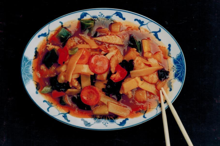 Sweet and Sour Dishes Cantonese Style, prepered with pineapple, red and green peppers 3.1 Chunks of Crispy Baked Pork with Vegetables 8,80 in a Sweet and Sour Sauce 3.