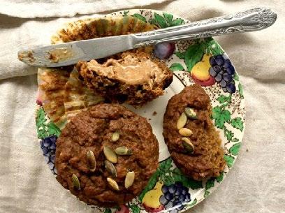 BANANA BRAN MUFFINS BANANA BRAN MUFFINS MAKES ABOUT 6 MUFFINS Preheat the oven to 400 F. Line muffin cups with papers or grease them well. In a medium pot combine the raisins with 2 tsp. of water.