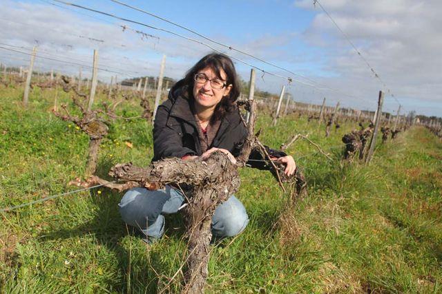 April 20, 2016 Les Trois Petiotes (Côtes de Bourg) Valérie Godelu in the midst of her 3-hectare block Tauriac, Côtes de Bourg (Bordeaux) The word Petiote, in French, is an affectionate adjective for