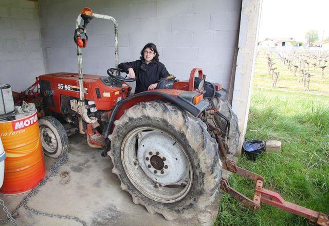Her narrow Fiat tractor Speaking of the vineyard management, Valérie mows the grass but tries to leave one row untouched for a while so that the insects can migrate, she takes care to keep a strong