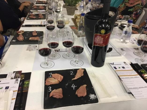 G E N E R A L US WOORDFEES Agri-Expo this year again hosted two programmes at the US Woordfees, namely Merino leg of lamb tastings with Veritas award winning red wines and a cheese tasting with