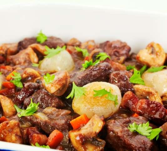 Beef Bourguignon Beef in Burgund sauce FVZA-11456 Ingredients: spice (black pepper, thyme, rosemary, bay leaf), dried vegetable (garlic), flavour, yeast extract Dosage [g/kg matrix]: 5 ź Contains