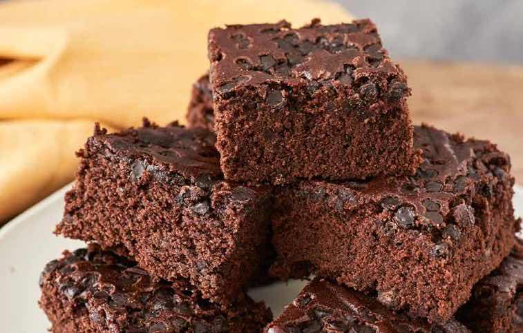 1989 DOUBLE CHOCOLATE CHIP BROWNIES Brownie de doble chocolate con trocitos de chocolate. Loaded with melty chocolate chips inside and out, these brownies bring joy wherever they are served.