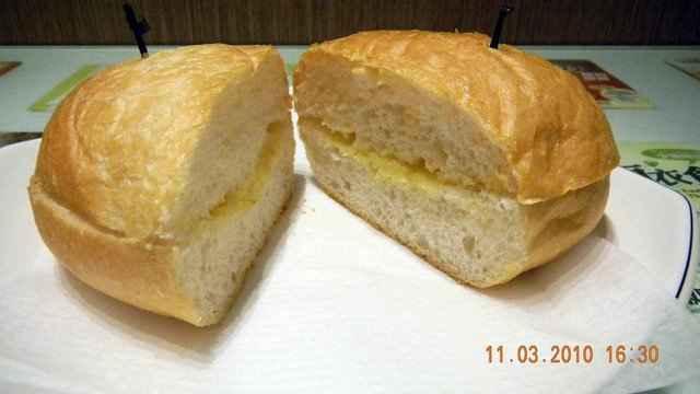 7.00.9 Crispy Bun with Condense Milk and Butter in Chinese.