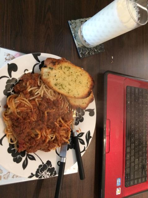 My lunch log continued: Spaghetti Bolognese with garlic bread and a