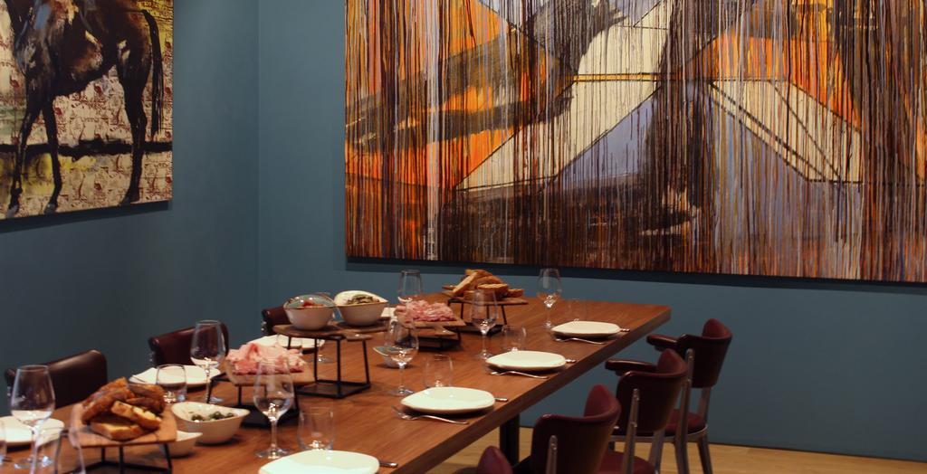 THE PRIVATE DINING ROOM This is an absolutely privato dining room catering for up to 22 guests.