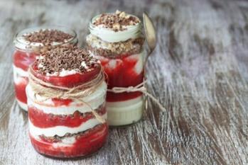 Breakfast Yogurt Parfait to Go Makes 4 servings Total time:10 minutes 1 cup grapes or mixed berries 1/2 banana, chopped 1/4 cup unsweetened shredded coconut 1/2 cup granola 1/2 cup nonfat or low-fat
