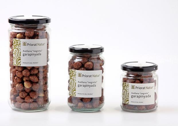 Our caramelized nuts are selected by their size and are cooked manually with water and sugar, following ancient recipes from the Priorat region.
