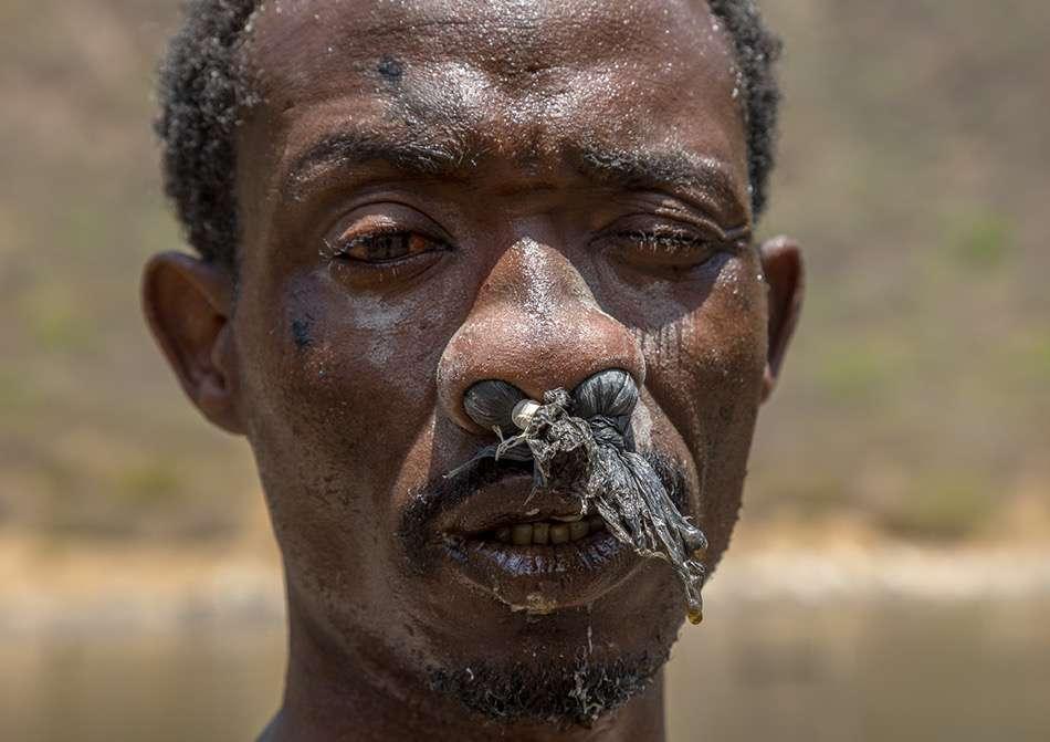 Miners try to protect their nose and ears with plugs made of soil wrapped in