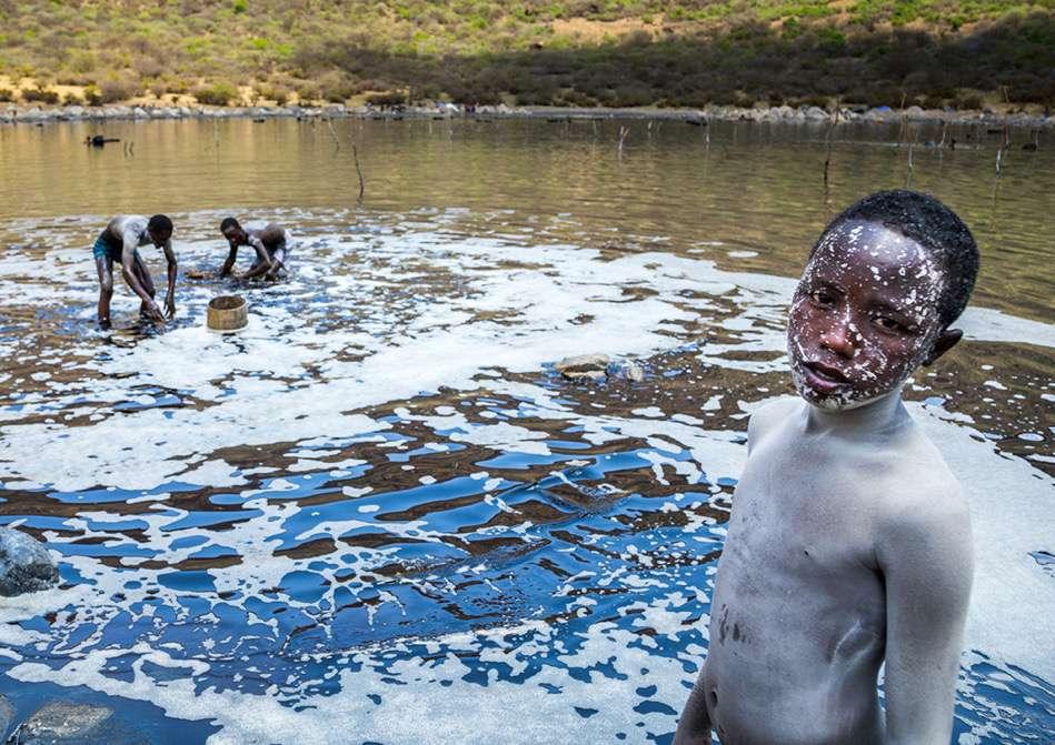 When the weather is good after rains (Borana wait for it for months since the area suffers from drought), more than 200 men dive into the lake.