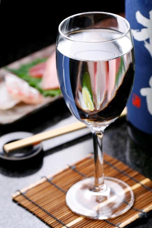 Flavor of Sake SERVING WEAR Enjoy Sake with Wine Glasses? You can enjoy drinking sake with wine glasses to expand not only the taste, but the aroma as well.
