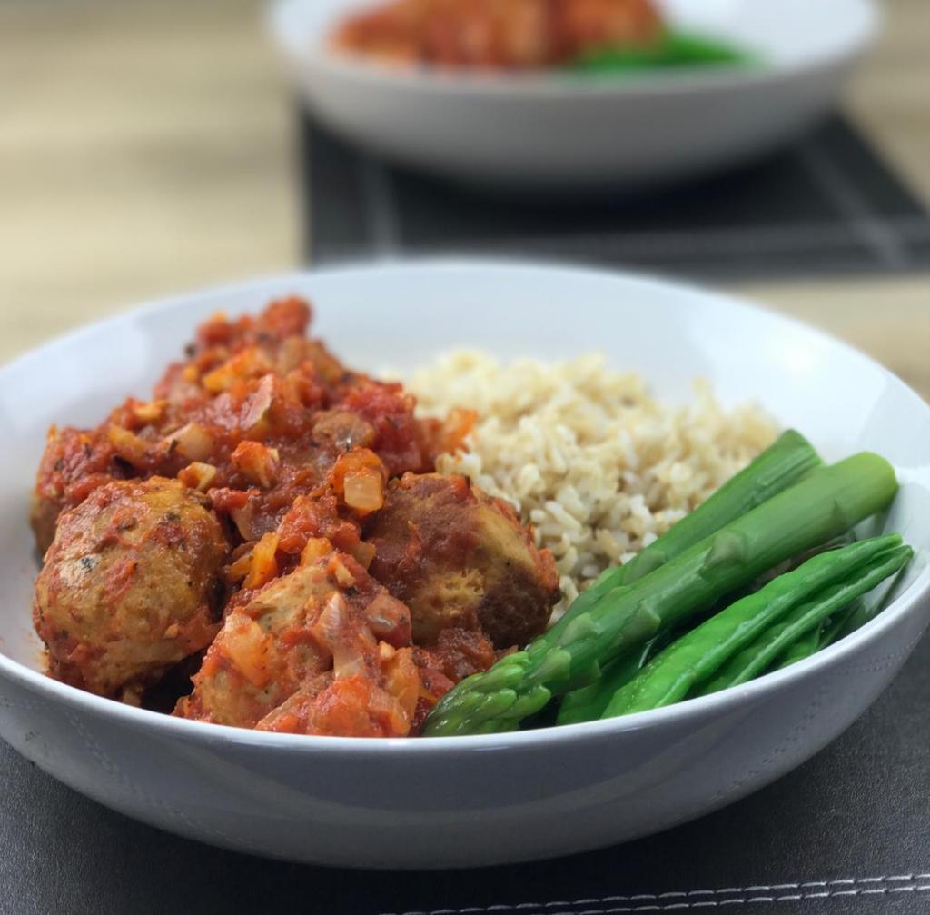 Turkey Meatballs in Tomato Sauce Serves: 2 / Prep Time: 5mins / Cook Time: 20mins Calories 544 Carbs 50g 37% Protein 41g 30% Fat 20g 33% Sugar 11g 9 99999 99133 1 2 tsp Extra Virgin Olive Oil 400g