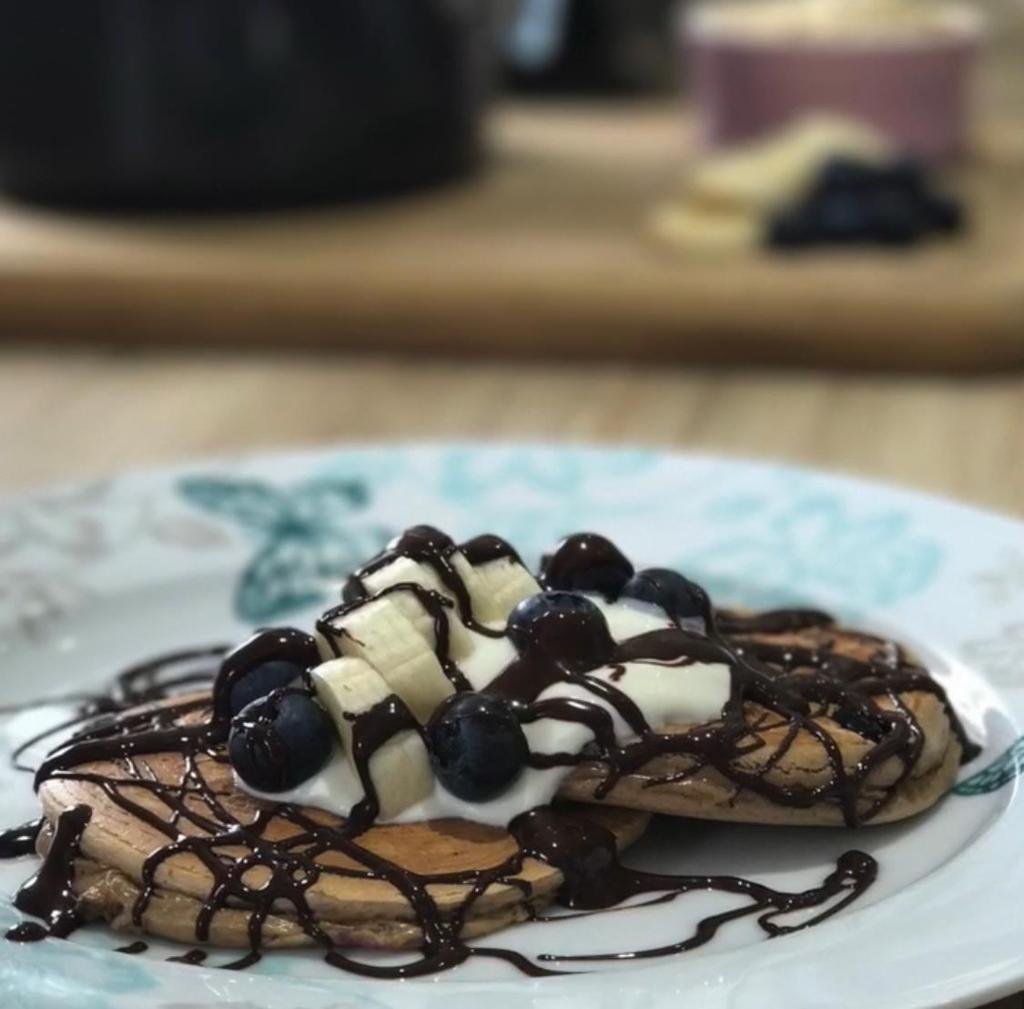 Banana and Blueberry Protein Pancakes Serves: 1 / Prep Time: 10mins / Cook Time: 10mins Calories 439 Carbs 54g 48% Protein 31g 28% Fat 12g 24% Sugar 17g 40g Oats 25g Chocolate Whey Protein ½ tsp