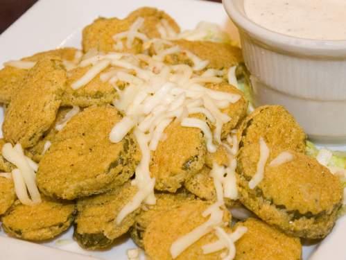 SPINACH AND ARTICHOKE DIP CraWFIsh cakes Hand breaded and deep fried crawfish cakes topped with a Cajun cream sauce. 8.