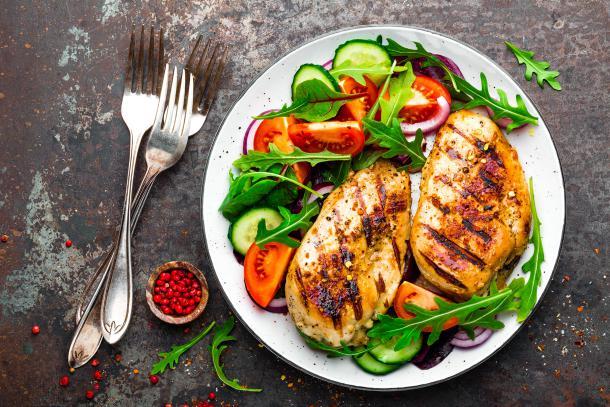 Chicken with Cajun Spice SERVES 5 750grams chicken breasts 2 tbsp coconut oil 2 tbsp cajun spice (or spice of choice) 1. Dice the chicken 2.