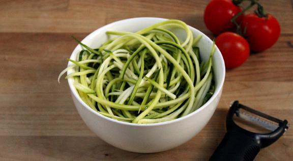 Courgette Pasta SERVES 2 2-3 courgettes 2 tbsp coconut oil 1 tsp garlic crushed 1 tbsp sesame seeds ½ cup of sliced cherry tomatoes (optional) : 1. Peel the courgettes into strips 2.