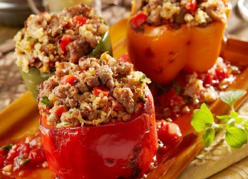 Stuffed Peppers SERVES 2 1 cup of cooked quinoa 2 chopped onions 2 tbsp coconut oil 1 cup chopped tomatoes 1 cup chopped peppers 1 cup of shredded kale 4 tbsp lemon juice 4 peppers 1.