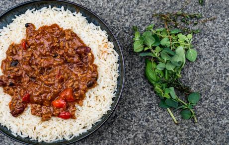 Easy Chilli Beef and Cauliflower Rice SERVES: 5 800g organic minced beef 2 medium yellow onions, chopped 3 cloves garlic, minced 2 red bell peppers, chopped 2 cans of tomatoes 5 tbsp tomato paste 3-4