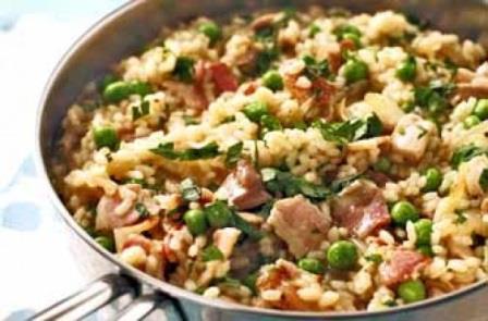 CHICKEN AND HAM RISOTTO Serves 16 1 bunch spring onion 1 green pepper sliced 3 sticks celery chopped 2 cloves garlic crushed 4oz sliced cooked sausage or ham 14oz long grain rice 450g chop tomatoes