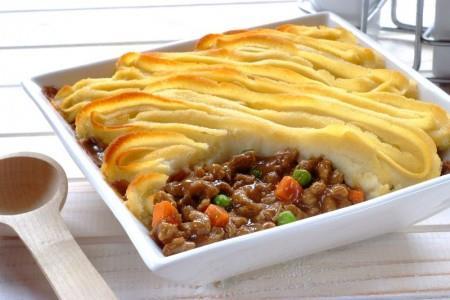 COTTAGE PIE (gluten free version) otherwise normal flour is used Serves 20 1kg minced beef 2 onions chopped 2 carrots chopped Oil Mixed herbs 1 tsp ground cinnamon 2 tbs tomato puree 20 fl oz beef