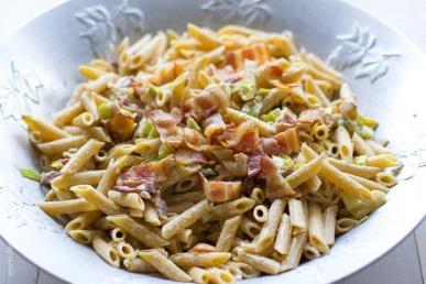 CHEESY PASTA WITH LEEK & BACON 70 to 80 portions 4kg Pasta [allow 50g per portion] Cook in boiling water for 10 minutes then refresh in cold water.