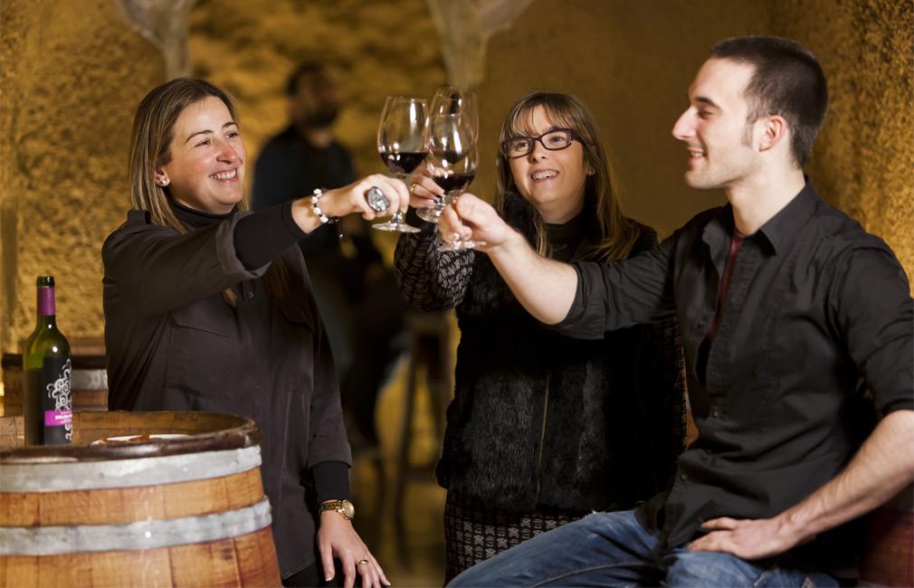 A TRIP TO... A MEAL IN A WINERY WITH FRIENDS SHOPPING MICE Have you ever enjoyed a meal surrounded by typical Rioja Alavesa barrels? We would like to invite you to enjoy this experience.