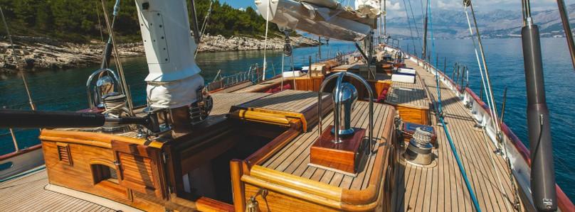 fascinate Luxury in the full way of the sail navigation