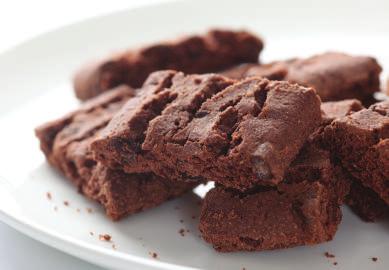 CHRISTMAS MEAL RECIPE (SERVES 6) HEALTHY FUDGE BROWNIES 1 egg 2 egg whites 1/4 cup almond flour 1/4 cup unsweetened coco 4 oz milk chocolate bar 1/2 cup non-fat Greek yogurt 1/4 cup unsweetened