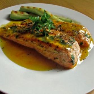 RECIPE 03 PAN FRIED SALMON Butter 3 tablespoon Vegetable oil Dry white wine 2 tablespoon 1 cup Salmon fillet 8 ounces Garlic (minced) Lemon juice 1 clove 2 tablespoons Onions (diced) ½ cup Parsley
