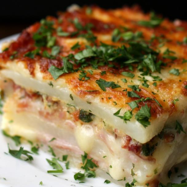 Potato Lasagna for 4 servings 5 potatoes, peeled 2 teaspoons salt 1 teaspoon pepper 8 slices ham 7 slices mozzarella cheese 5 slices bacon, cooked and crumbled ¼ cup fresh parsley, chopped (10 g) 2