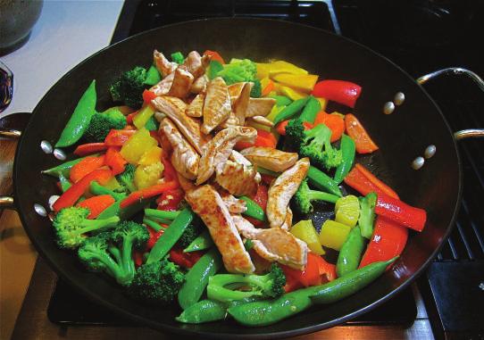 Încercaţi Încălziţi un wok anti aderent la temperatura ridicată; şpraiaţi cu ulei. Adăugaţi 1/2 cană de ceapă mărunţită, 1 căţel de usturoi pisat şi praf de ardei roşu.