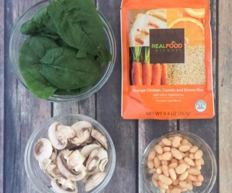 1 teaspoon of coconut oil 1/2 a small leek, white and light-green parts only, cut into thin slices 1 cup of raw spinach leaves, loosely packed 1/2 cup of mushrooms 1/2 cup of canned white beans,