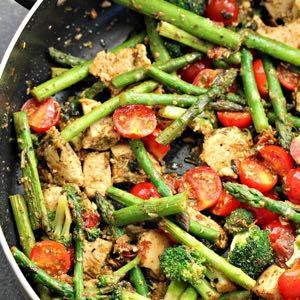 DAY 1 CHICKEN PESTO AND ASPARAGUS SKILLET M A I N D I S H Serves: 6 Prep Time: 10 Minutes Cook Time: 25 Minutes 3 Tablespoons olive oil 1 1/2 pounds boneless, skinless chicken tenders (sliced into