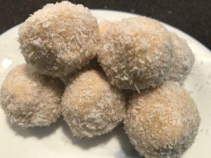 Honeycomb Protein Balls Honeycomb Protein Balls Makes: 8 Ingredients: 2 scoops (60g) honeycomb protein powder 1/3 cup rolled oats 1/3 cup coconut flour 2 tablespoons coconut oil 1 tablespoons honey