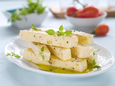 Marinated Lemon Feta Lunch Serves: 4 200g Feta 1 Lemon, in wedges 200ml Olive Oil handful Oregano, chopped 1. Drain feta & pat dry with kitchen paper. 2. Cut into cubes or fingers & place in non-metallic bowl with lemon wedges & oregano.