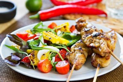 Skewered Italian Chicken Lunch Serves: 1 150g Chicken Breast, skinless 1 large Beef Tomato, finely chopped 2 tsp Parmesan, grated 1 tsp Italian Herbs 1.